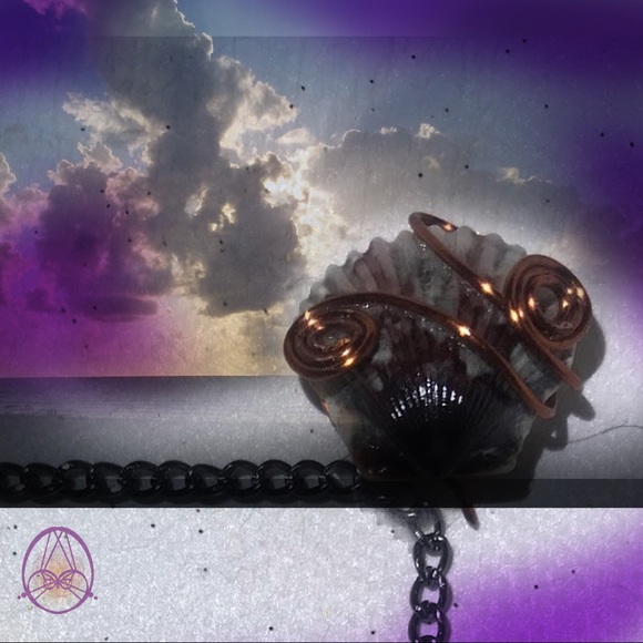 Black and Red Scallop Shell Necklace - Picture 3 of 4